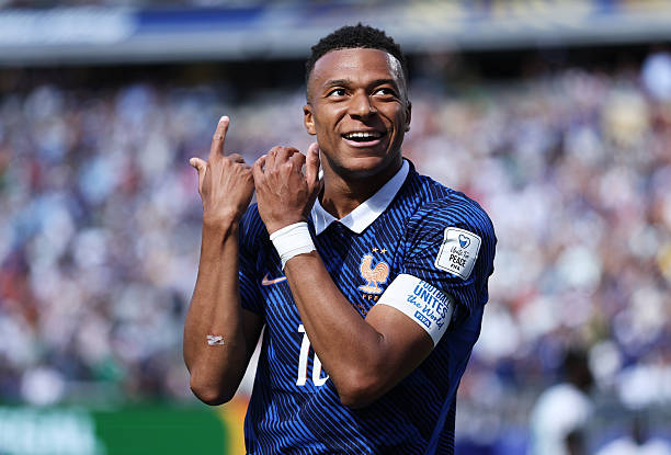 Kyilian Mbappé está a 2 goles de igualar el recor del máximo anotador en la historia de mundiales