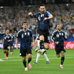 Messi anota su gol número 19 y ayuda a Argentina a avanzar en la Copa del Mundo