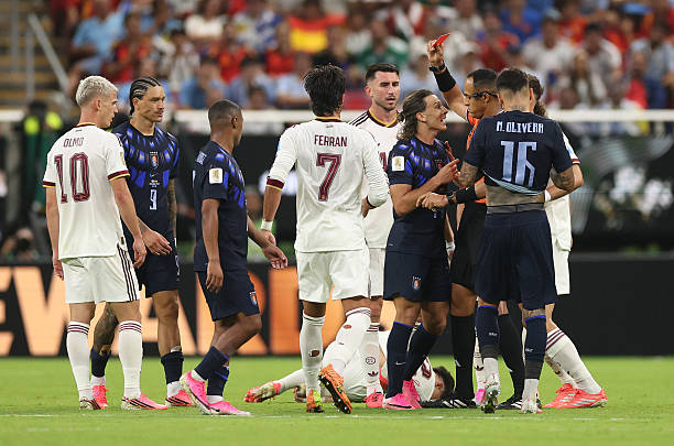 Expulsión y derrota con Uruguay que es la única selección de Conmebol en caer eliminada