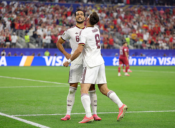 Mikel Merino anota en el 91 y lleva a España a los cuartos de final